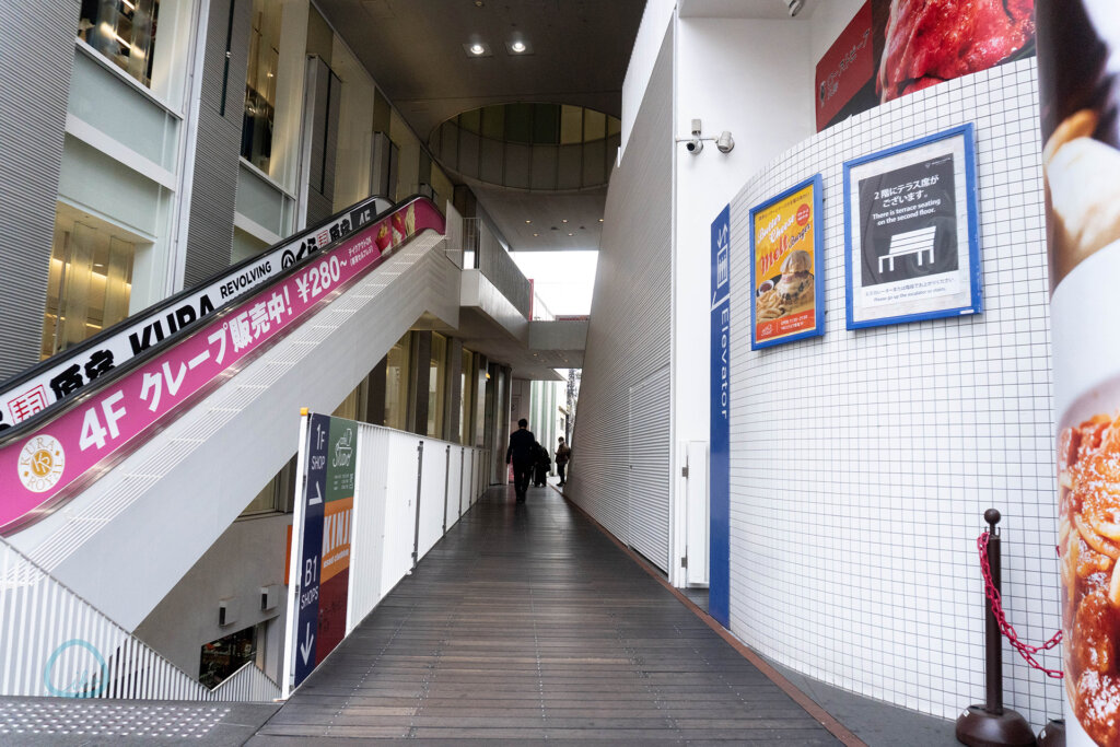 Cafe & Shimajiro　ビルの合間