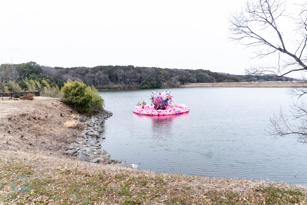 KAWAIITOPIA 　宮沢湖に浮かぶ作品