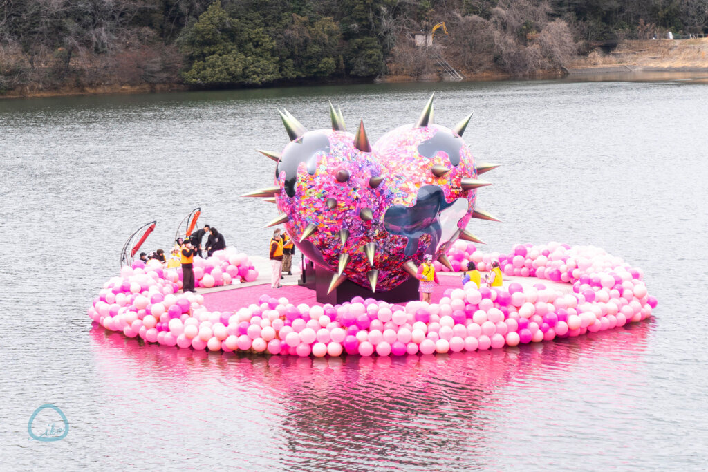 KAWAIITOPIA 　宮沢湖に浮かぶ作品