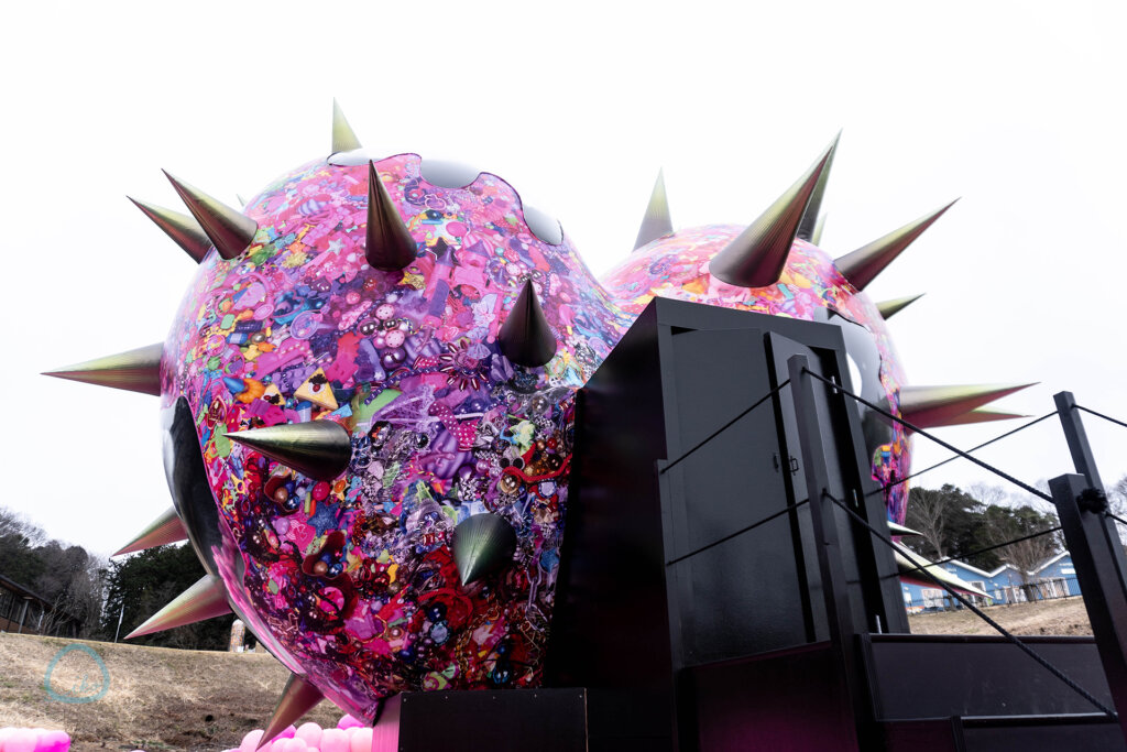 KAWAIITOPIA 　宮沢湖に浮かぶ作品