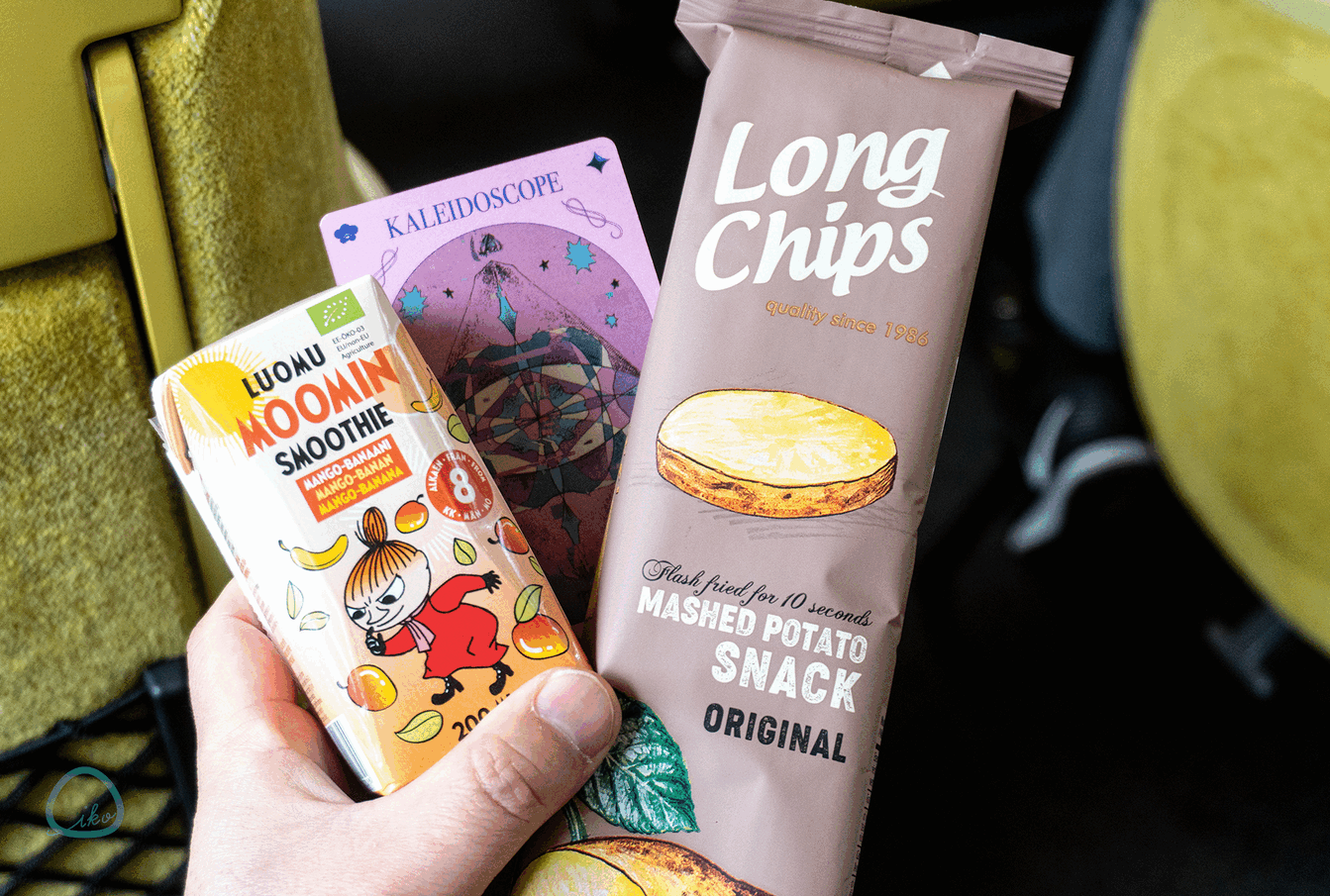 フィンランドのジュースとお菓子 切符にハサミを入れる