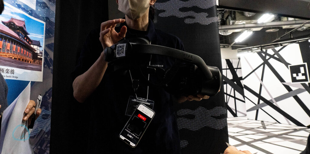 ヘッドレストを説明する係員