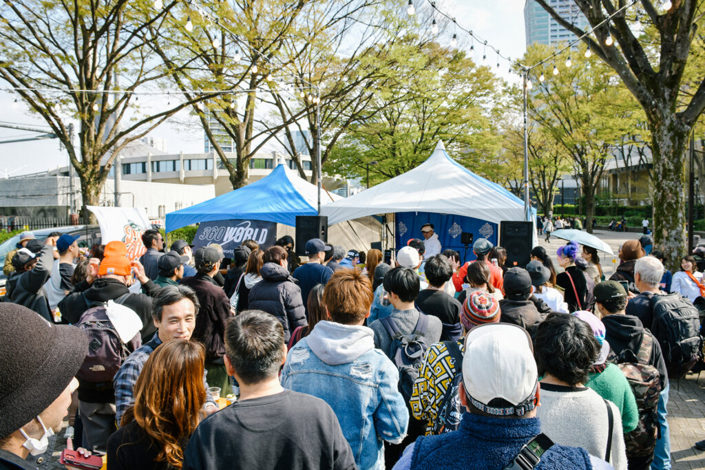 ブースのパフォーマンスに集う群衆