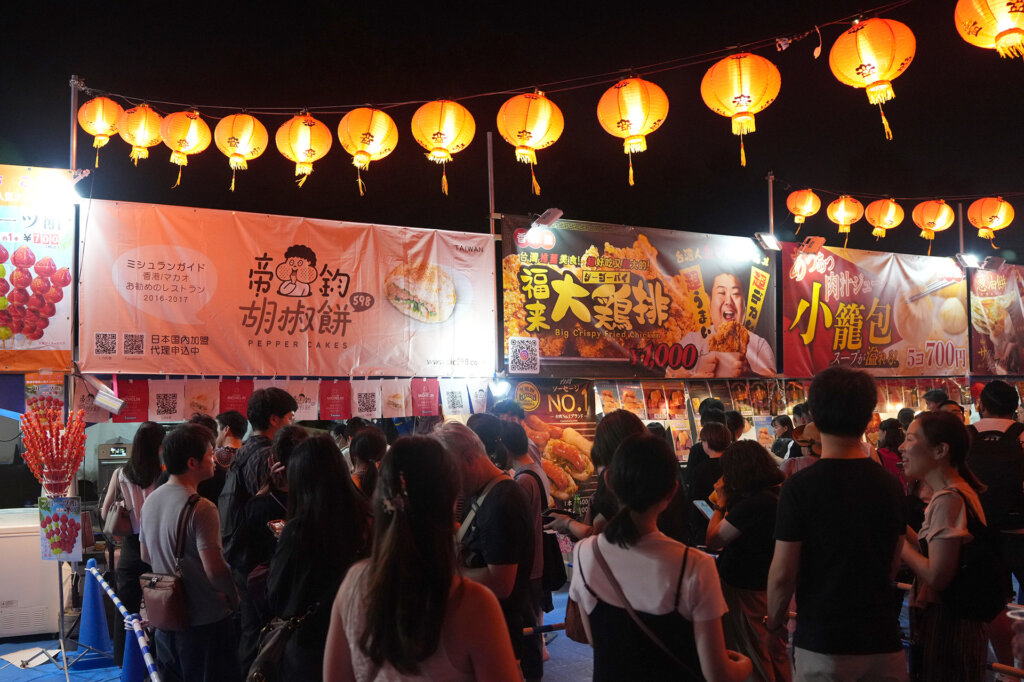 夜の屋台市に群がる群衆