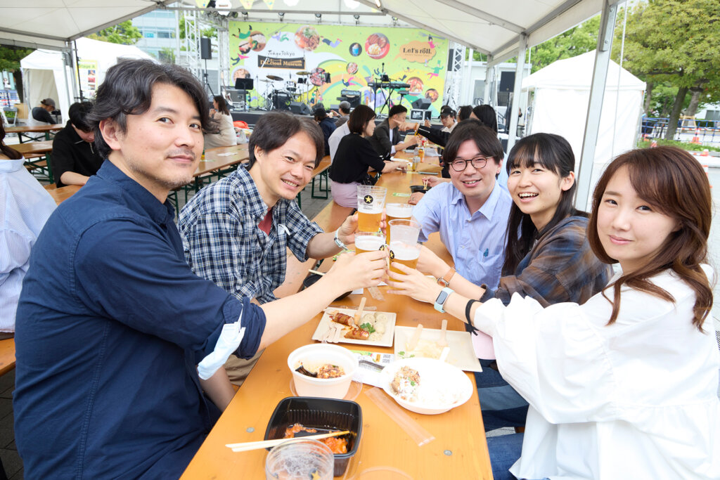 ビールで乾杯する男女