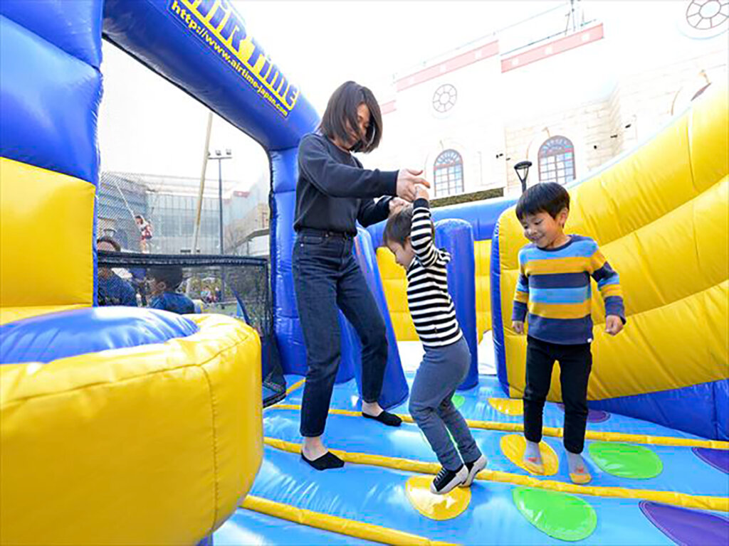 ふわふわバルーンで遊ぶ子ども