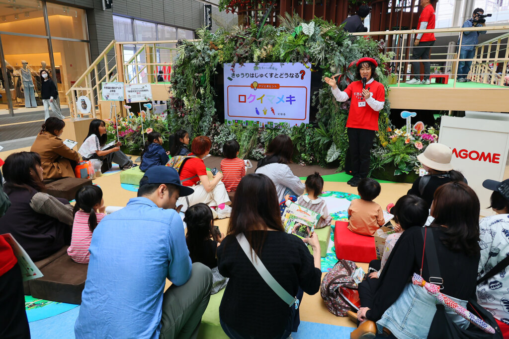 カゴメの専門家がモニターを使ってレクチャー