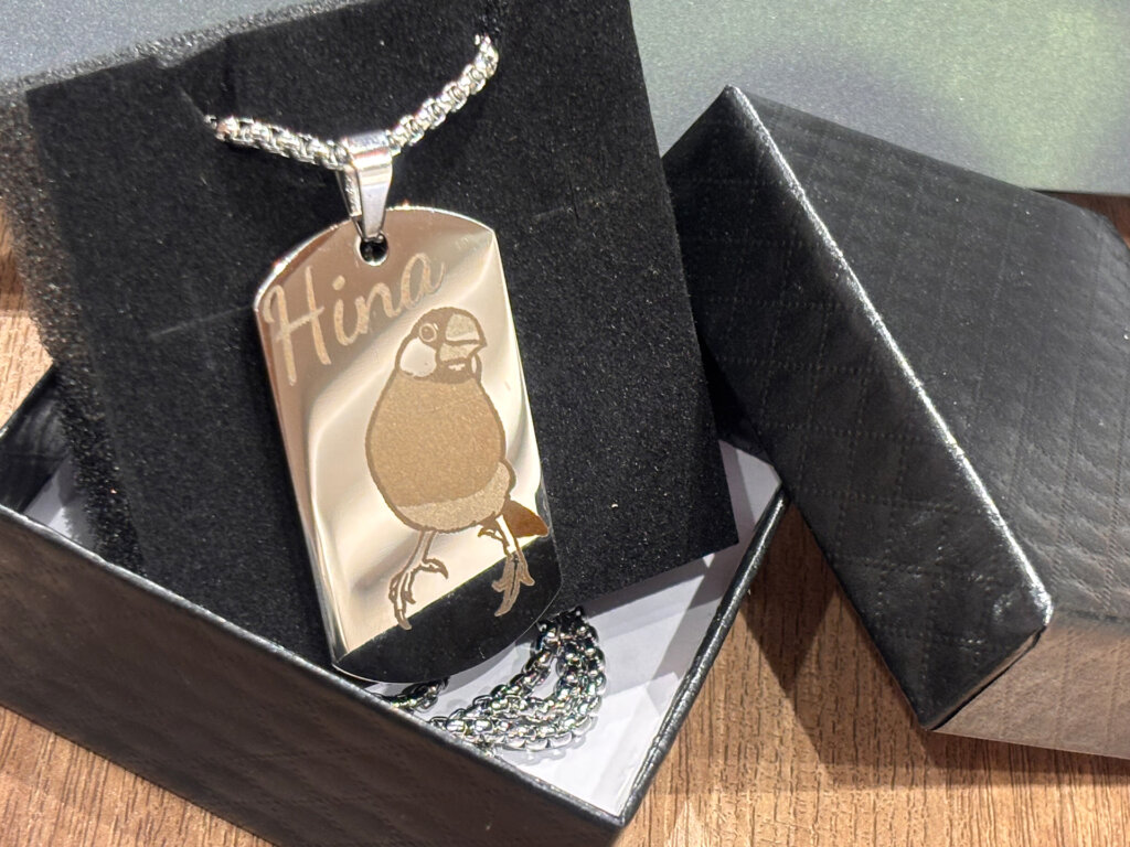 レーザー彫刻した文鳥のペンダント