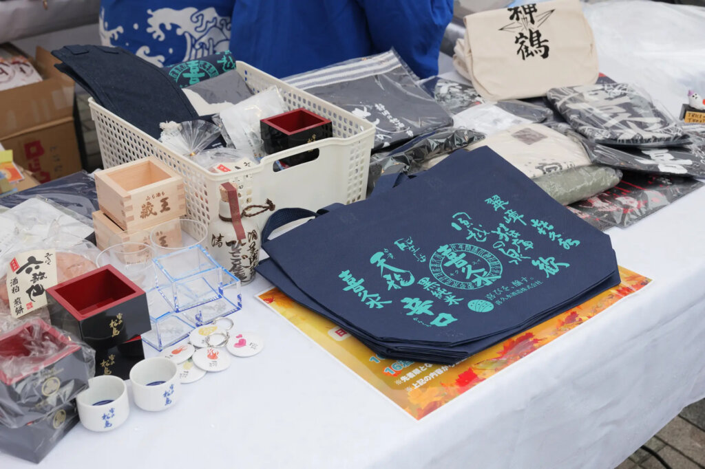 トートバッグや枡などのグッズ