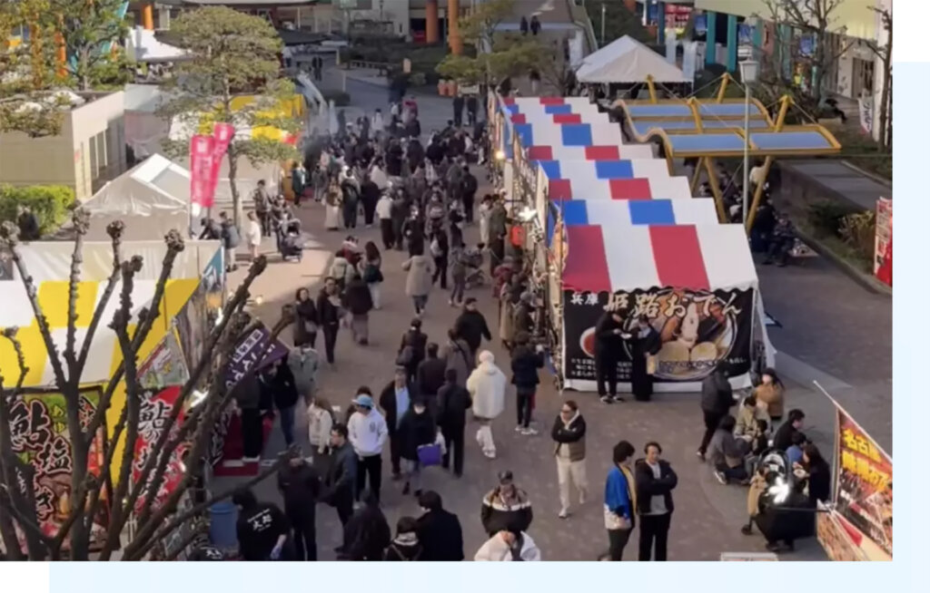 グルメフェスのブースの様子を高台から撮影