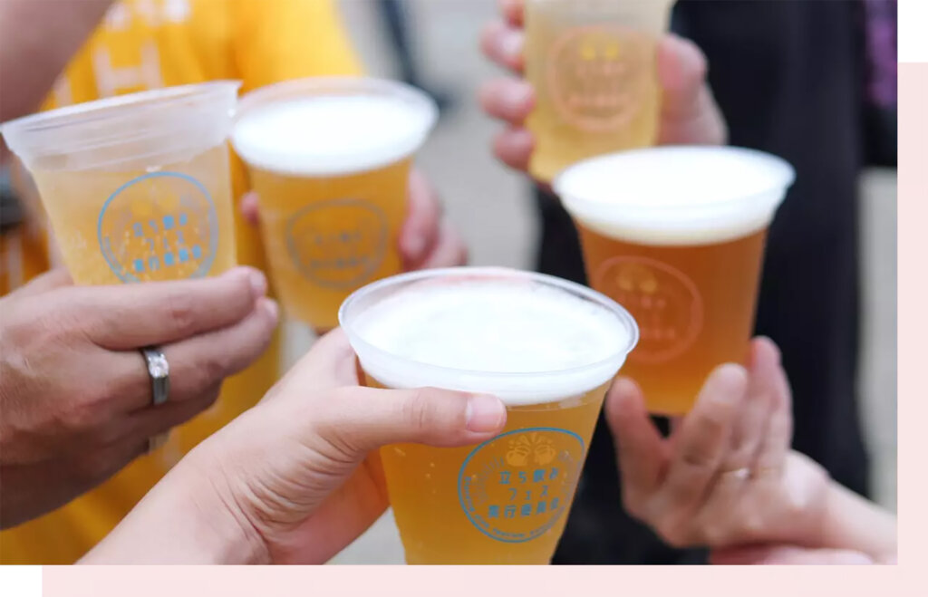 ビールで乾杯する人々