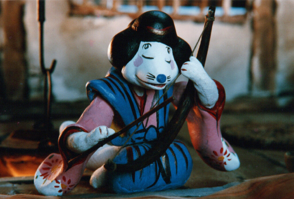 三味線を弾くねずみ