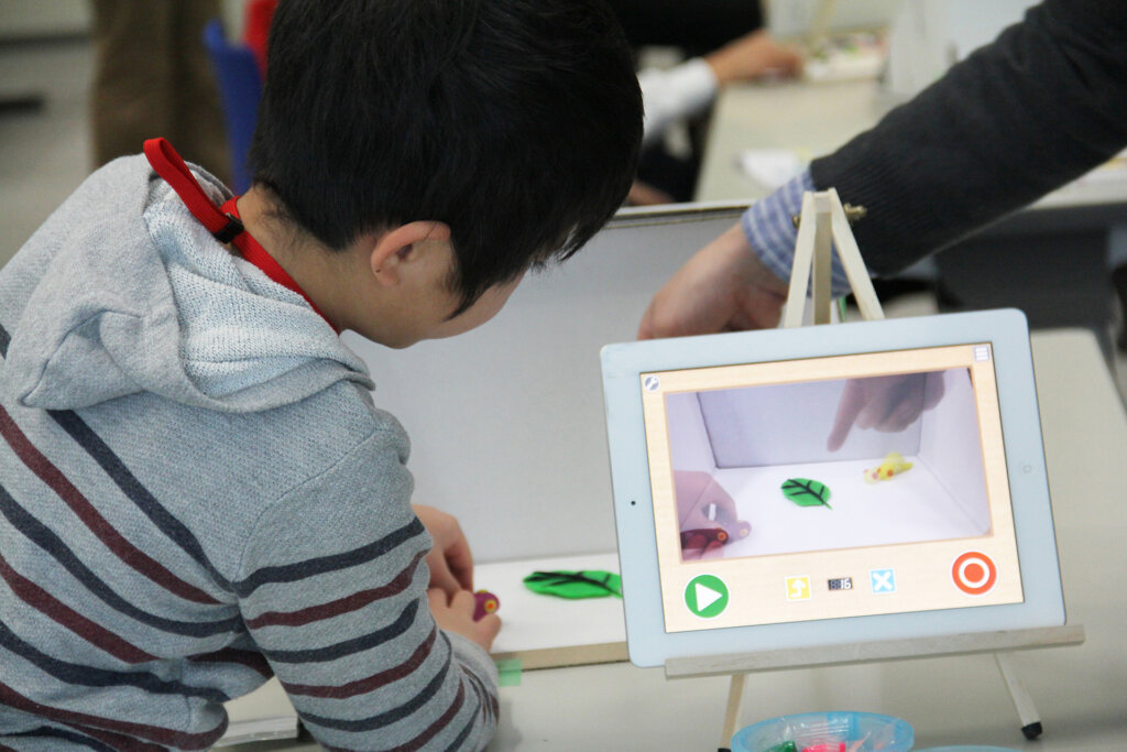 コマ撮りに挑戦する子ども