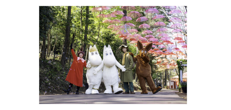 ムーミン谷とアンブレラ ムーミンたちとの記念写真