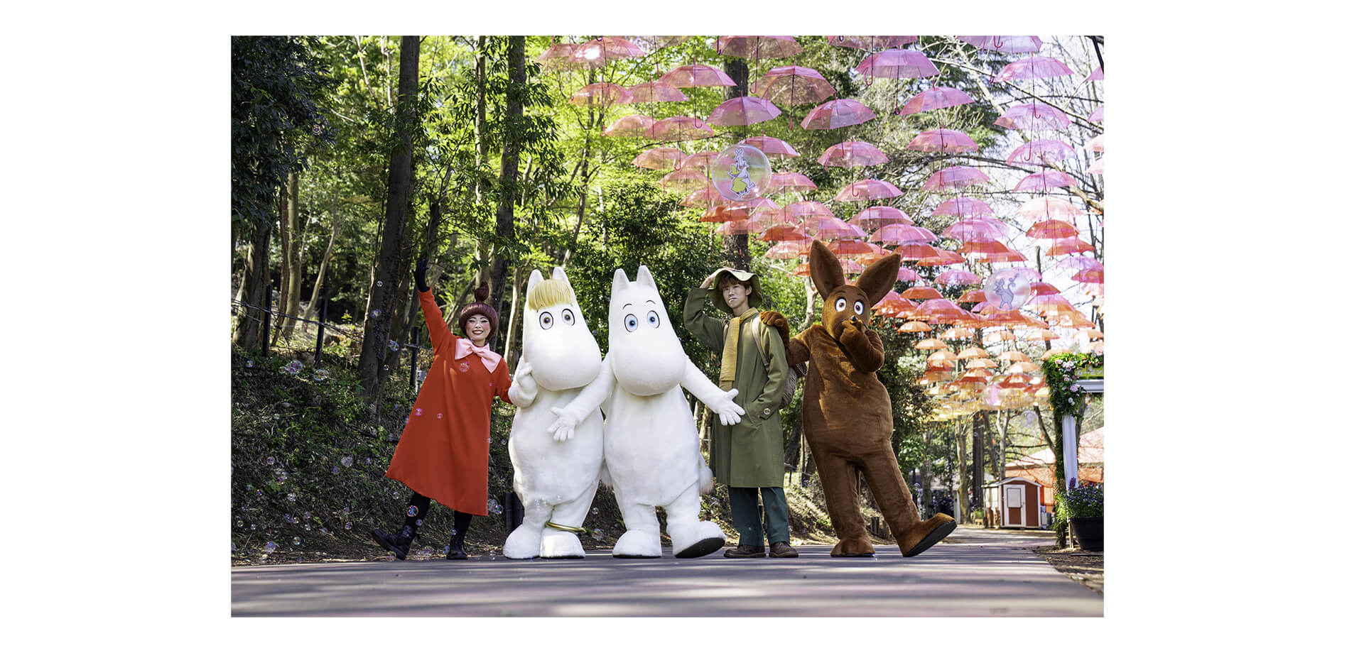 ムーミン谷とアンブレラ ムーミンたちとの記念写真