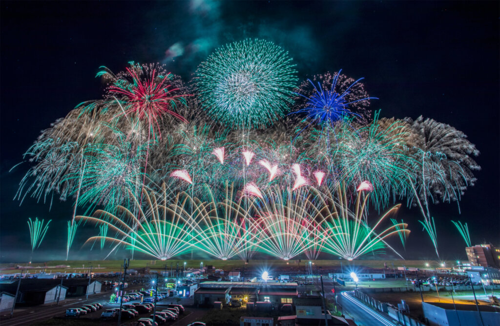 派手に打ち上がるカラフルな花火