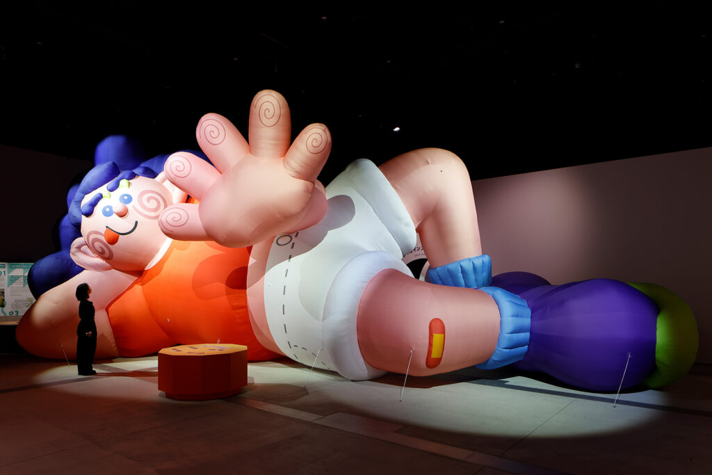 ぐるぐる展　展示作品　寝転がる巨大バルーン