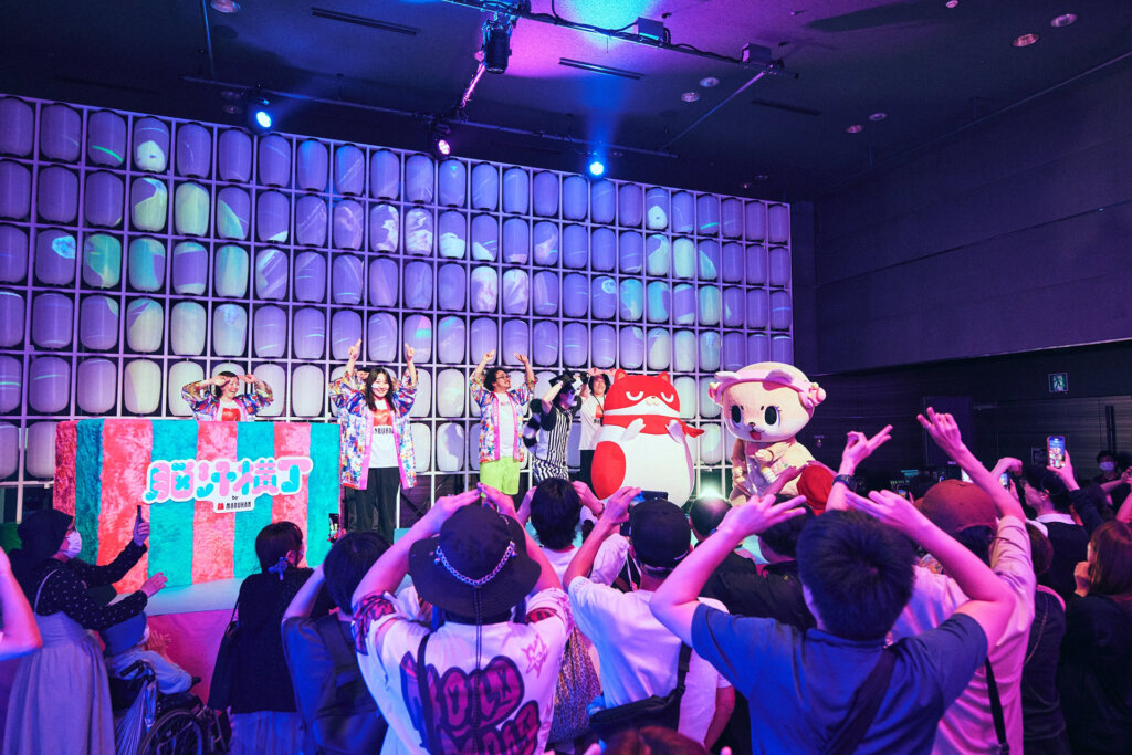 脳汁横丁2026　会場風景　提灯ステージの様子