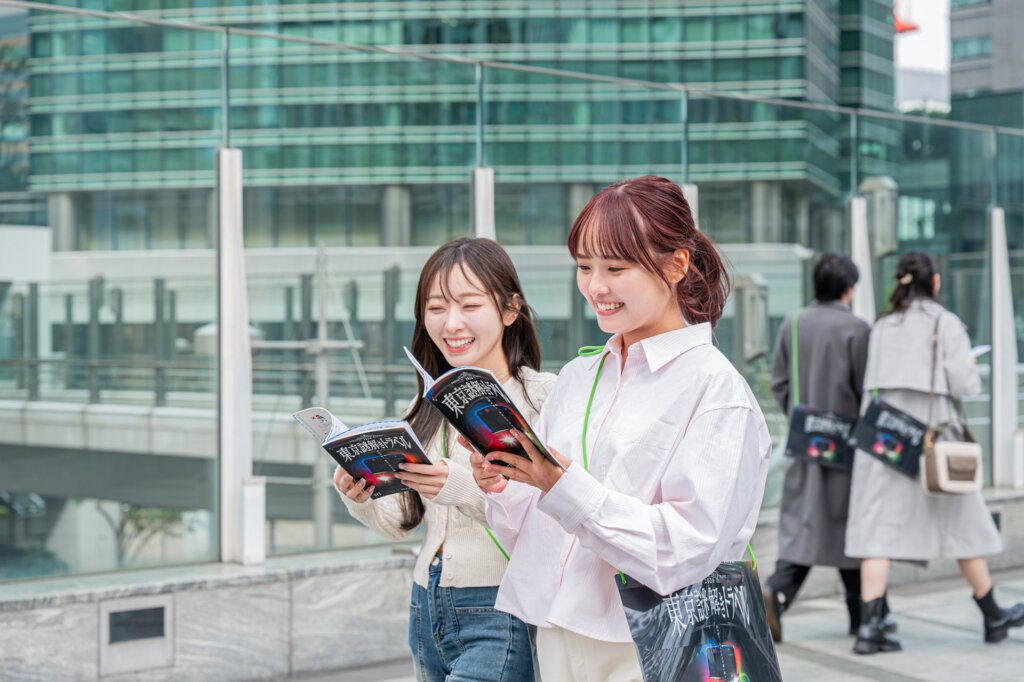 謎解きに参加する女性二人