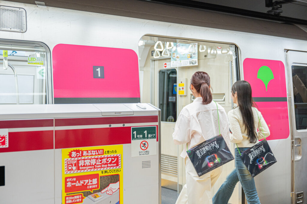 電車に乗る2人の女性