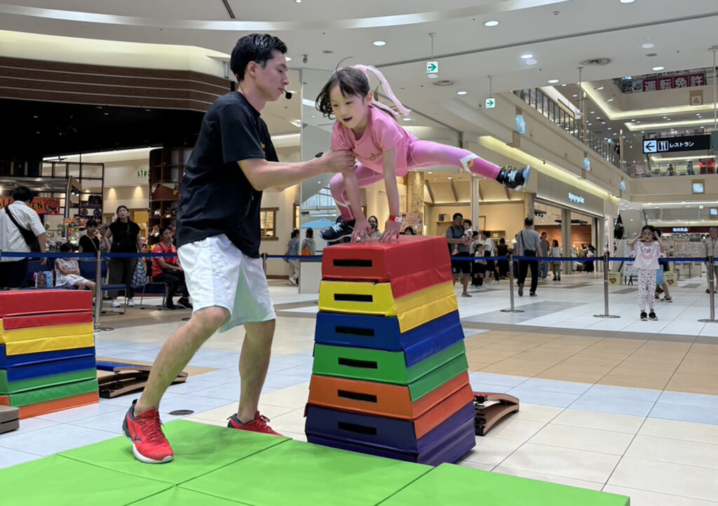 跳び箱を跳ぶ女の子