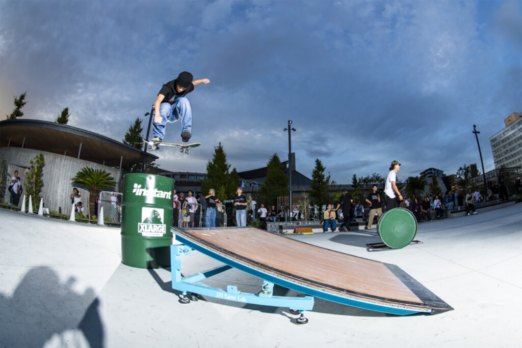 スケボーで舞う少年