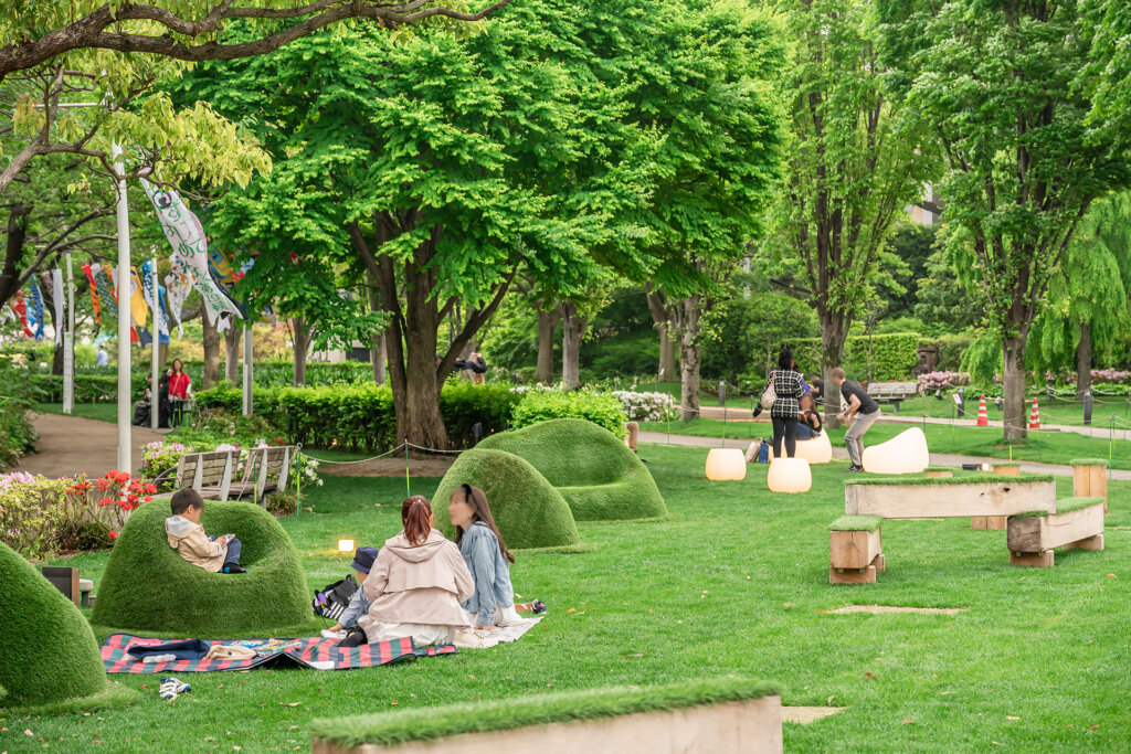 グリーンエリアでのんびりする 家族