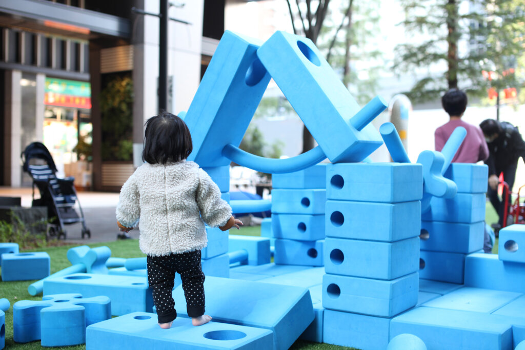 青いブロックで遊ぶ子ども