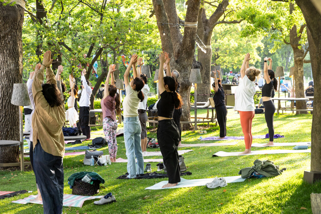 芝生エリアでヨガを楽しむ人々