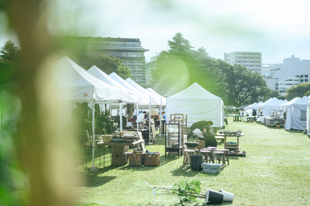 青空の下、芝生のうえでマルシェ