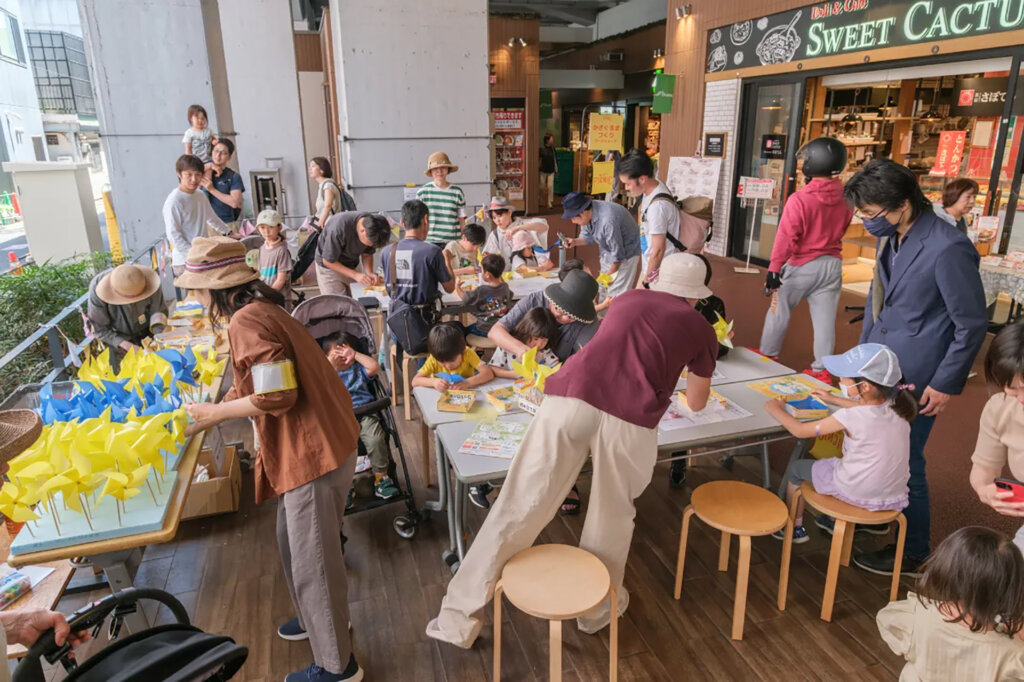 あさがやPICNIC　会場風景　工作する子ども