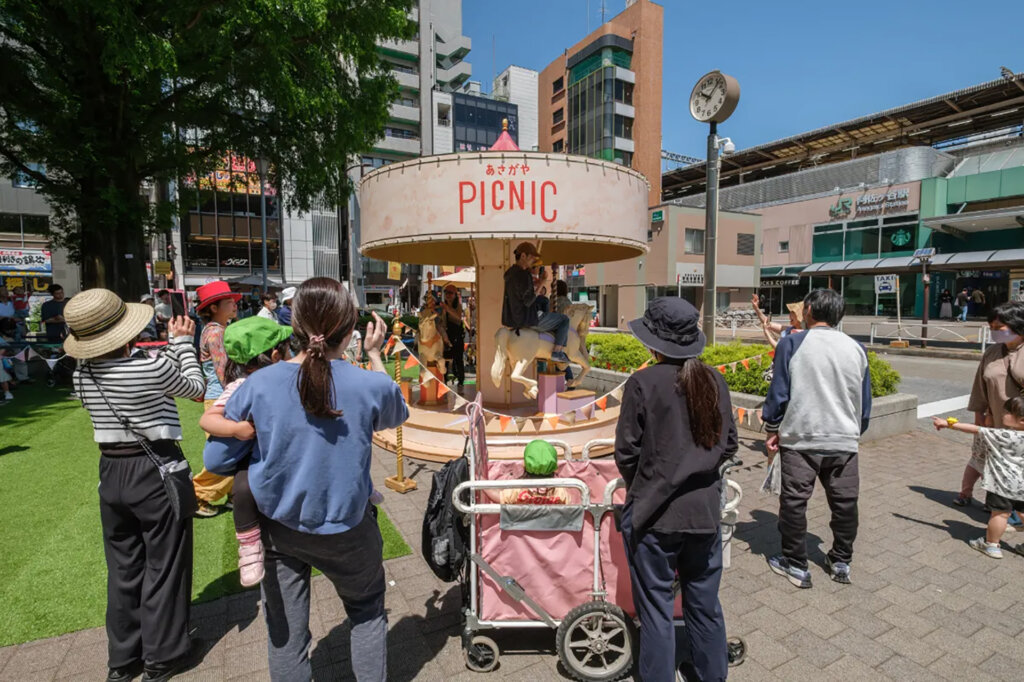 あさがやPICNIC　メリーゴーラウンドに乗る子ども