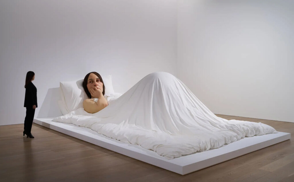 「ロン・ミュエク」展　展示作品　寝る女