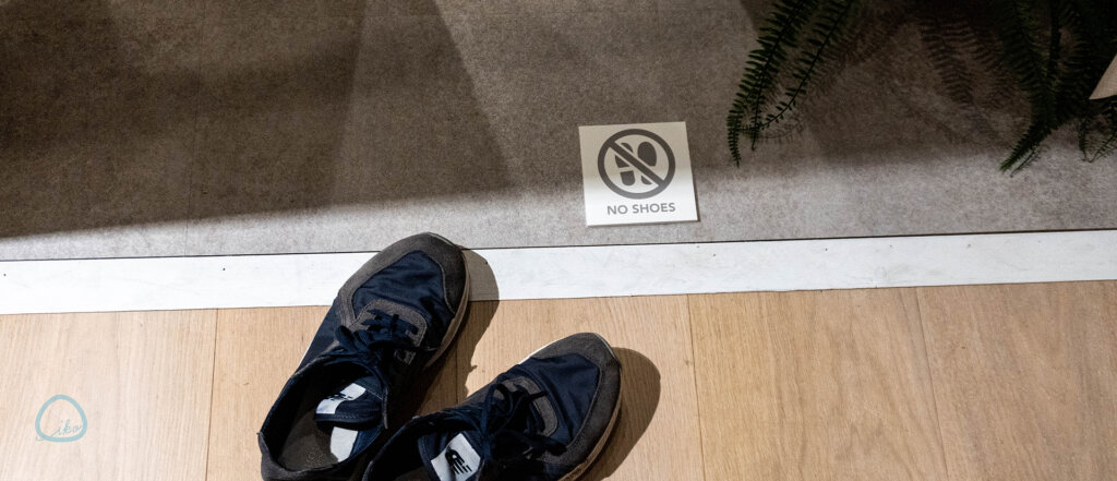 土足禁止　靴を脱ぐ