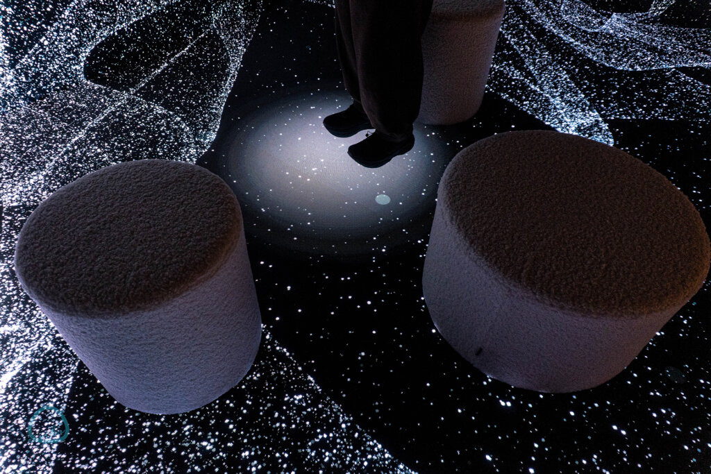 TOKYO ROOMS展　会場風景　床が宇宙になる