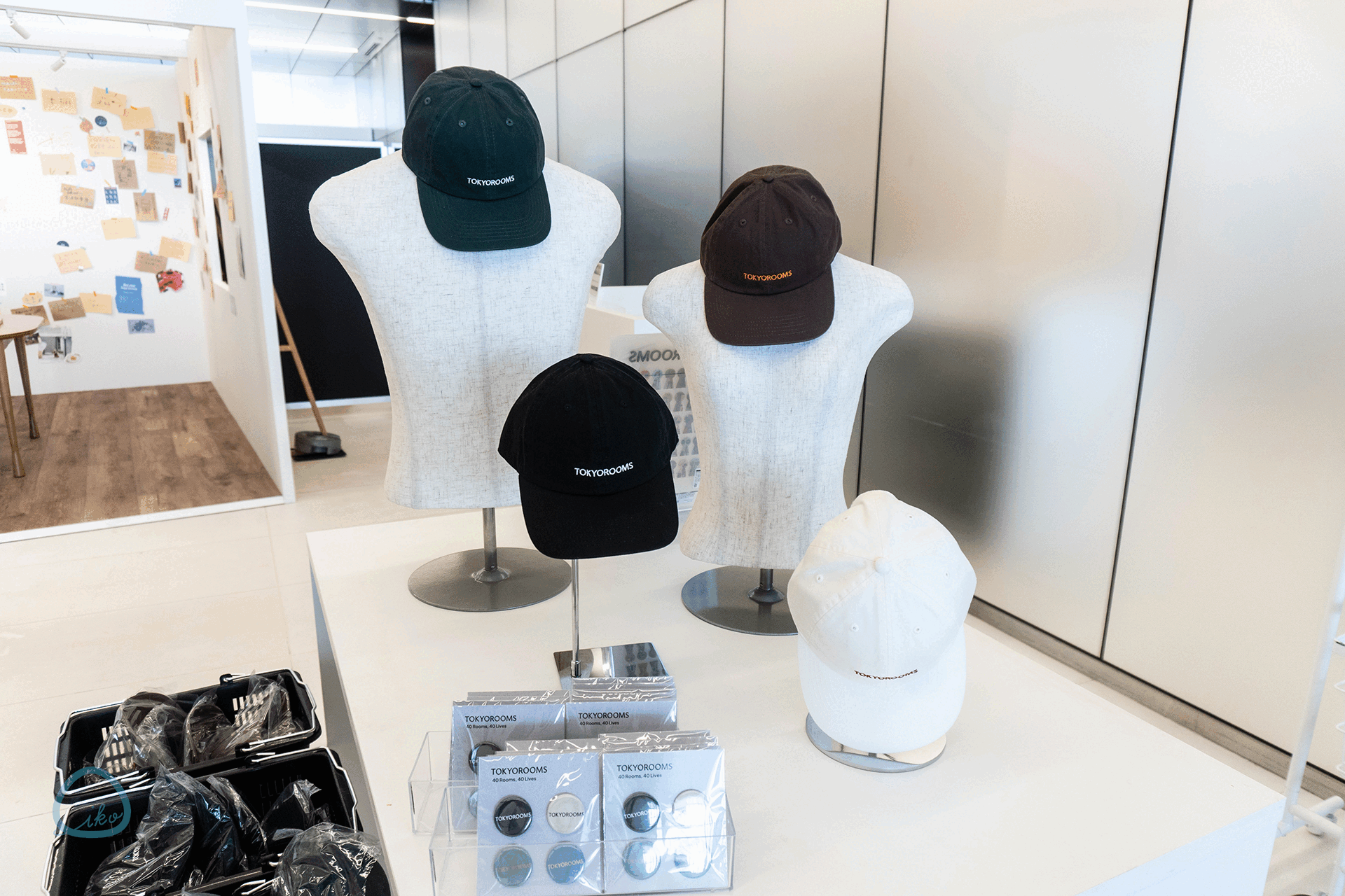 TOKYO ROOMS展　物販　コップやキャップ