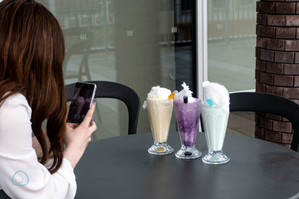 ベーカリーカフェC　スムージーを写真撮る女性