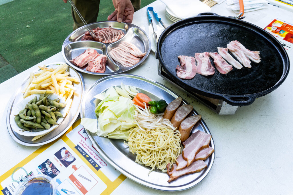 森のビアガーデン　焼いている人