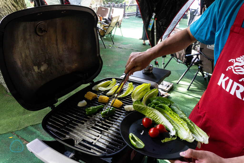 森のビアガーデン　グリルで焼くスタッフ