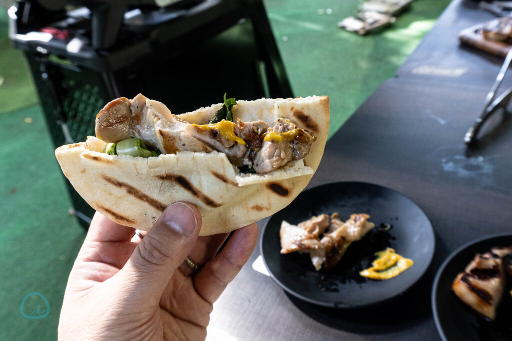 ナンに包んだ肉