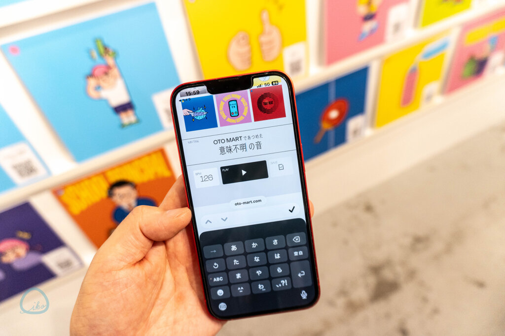 OTO MART スマホ操作の様子