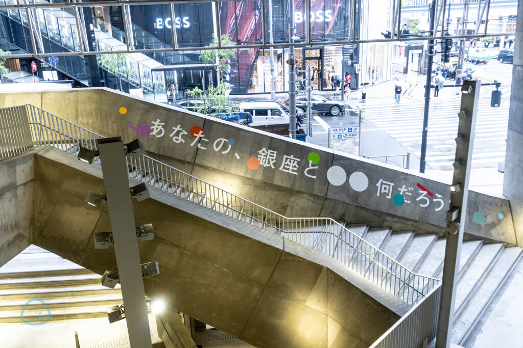 銀座ソニーパーク「100.80.60.展」会場風景　建物の装飾