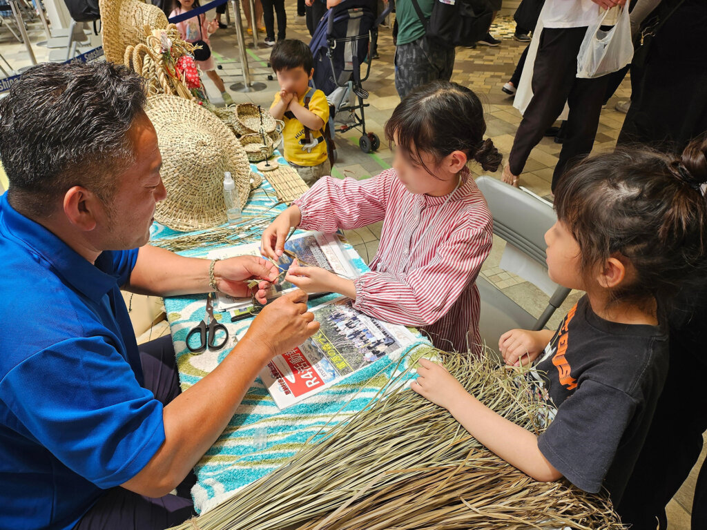 ブレスレットのワークショップを体験する子ども