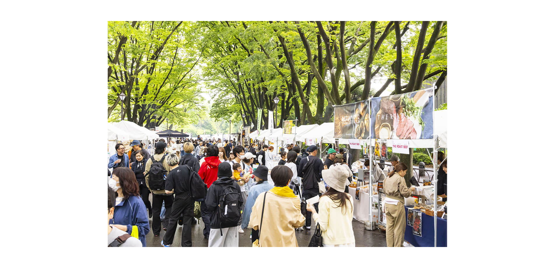 イベント会場に群がる人々