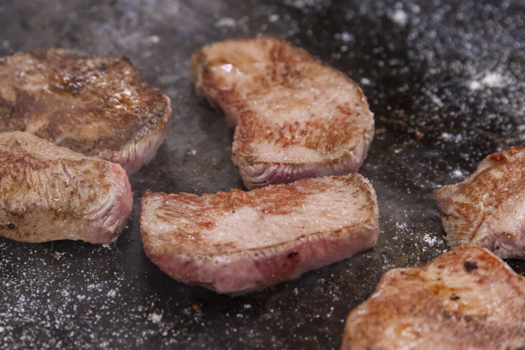 鉄板で焼かれる肉