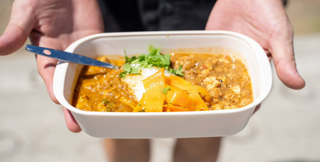 トレーに入ったカレー