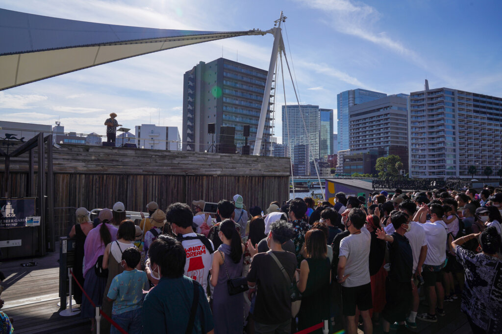 ライブを鑑賞する人々