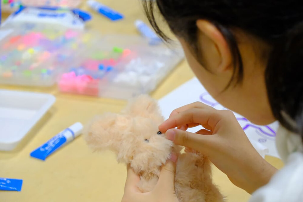 ぬいぐるみを作る女性