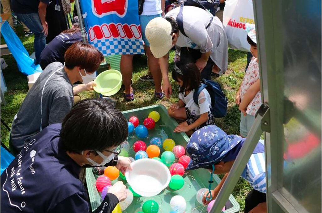 縁日で遊ぶ子どもたち