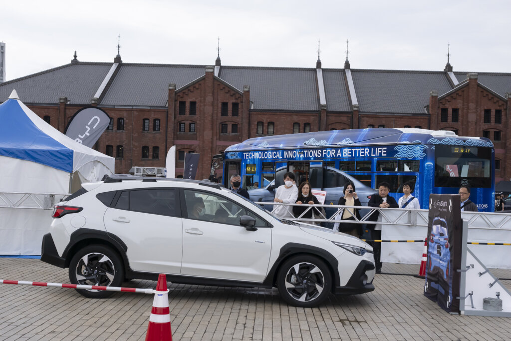 急ブレーキをかける白いSUV